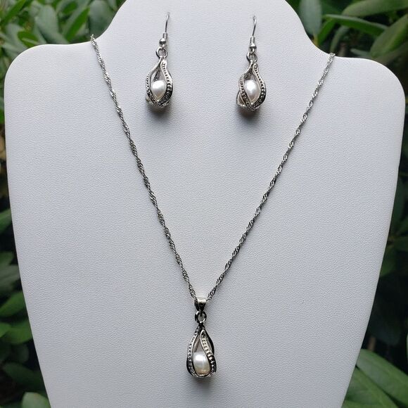 White Pearl Earrings and Necklace in silver Cage NWOT - Picture 4 of 7